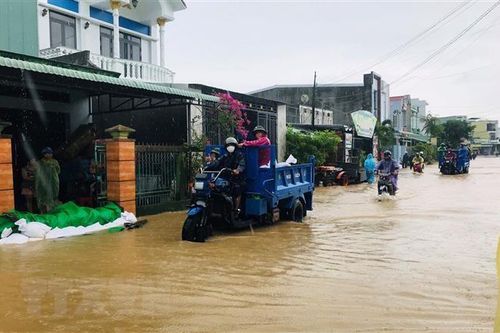 Mưa lớn tiếp tục gây ngập lụt, sạt lở nghiêm trọng tại Bình Định