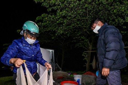 Hải Dương: Vớt 'lộc trời' kiếm hàng chục triệu mỗi đêm