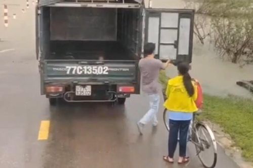 Clip: Thấy bé gái đạp xe trên đoạn đường ngập nước lũ, hành động của tài xế xe tải nhận vô vàn lời khen