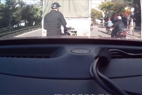 Clip: Ngang nhiên tạt đầu ô tô giữa đường phố đông đúc, 2 thanh niên nhận hậu quả ngay tức khắc