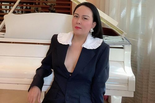Phượng Chanel diện vest quyến rũ, khoe khéo đường cong 'cặp tuyết lê' cuốn hút người đối diện