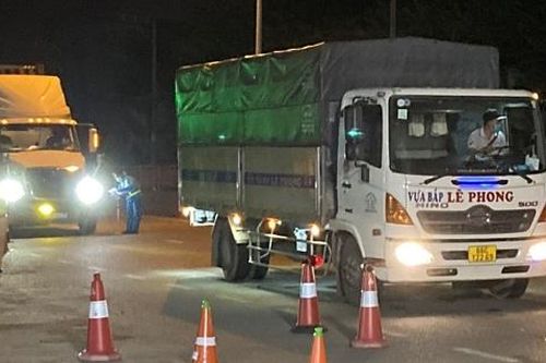 Tăng cường làm việc ngoài giờ hành chính để cấp, đổi biển số xe cho người dân