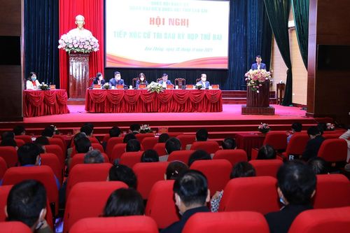 Đồng chí Trần Cẩm Tú, Ủy viên Bộ Chính trị, Bí thư Trung ương Đảng, Chủ nhiệm Ủy ban Kiểm tra Trung ương tiếp xúc cử tri huyện Bảo Thắng