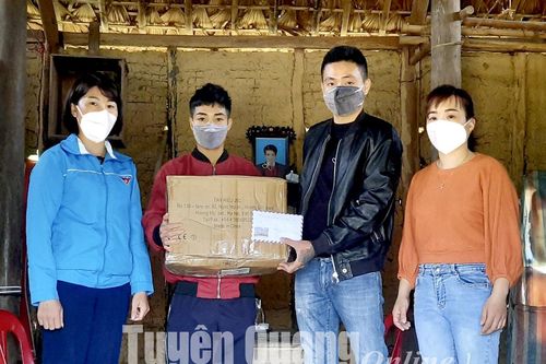 Trao tặng tiền và quà, trị giá hơn 20 triệu đồng cho em Trần Văn Huy
