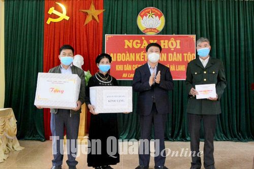 Đồng chí Mai Đức Thông, Tỉnh ủy viên, Tổng Biên tập Báo Tuyên Quang dự ngày hội đại đoàn kết thôn Chuông
