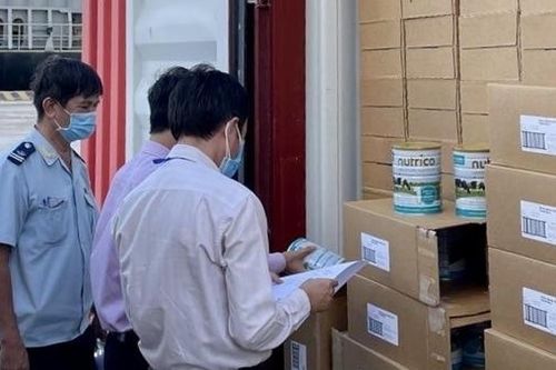 Thông quan lô hàng hơn 22.000 lon sữa viện trợ từ Úc