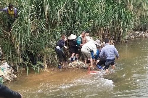 Đi kích cá, 3 người trong một gia đình bị điện giật tử vong