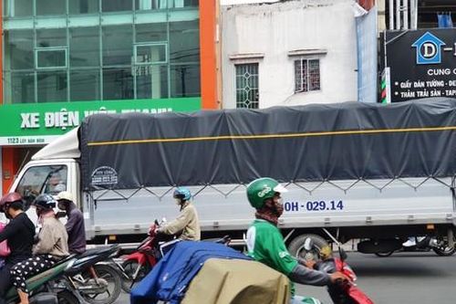 Tình trạng xe chở quá tải diễn biến phức tạp khi TPHCM 'bình thường mới'