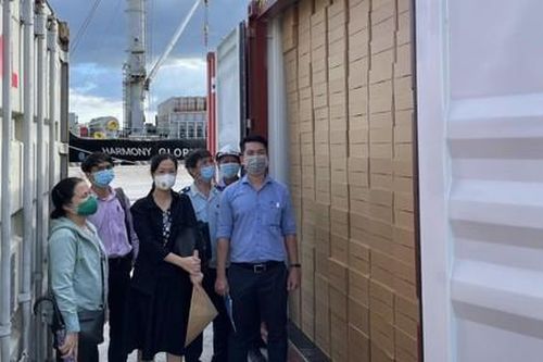22.000 lon sữa viện trợ thông quan sau khi kiểm tra an toàn thực phẩm