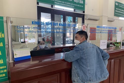 Ngày đầu mở bán vé tàu Tết, ga Hà Nội, TP.HCM vắng khách mua