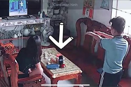 Nam sinh mở tivi tập theo từng động tác thể dục, lý do đằng sau khiến ai nấy đều bật cười