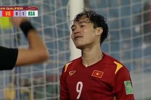 Văn Toàn chia sẻ khoảnh khắc buồn bã vì nhận thẻ vàng, ai ngờ bị Quang Hải 'cà khịa' cực hài