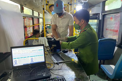 Cận cảnh chiếc xe buýt đặc biệt chạy lưu động cấp căn cước gắn chip cho nhân dân