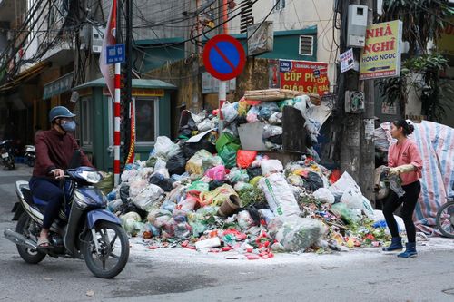 Bài I: Khu xử lý gặp sự cố nhỏ, nội thành lại đầy xe rác trên phố