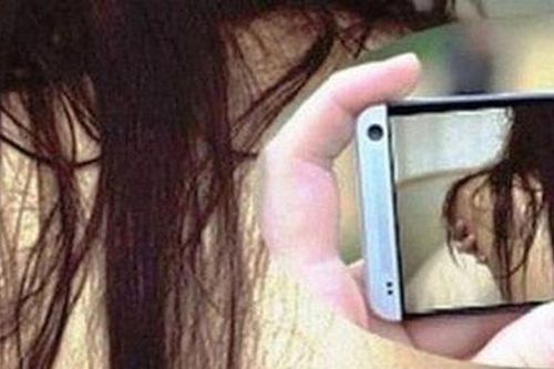 Làm thế nào để không lộ ảnh, clip 'nóng' khi dạy học trực tuyến?
