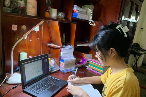 Sinh viên chịu áp lực tâm lý khi học online