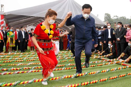 Chủ tịch Quốc hội nhảy sạp, ném còn trong ngày hội đoàn kết toàn dân