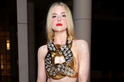 Elle Fanning nổi bật với crop top kim loại trên thảm đỏ