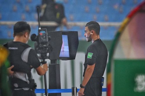 Vì sao VAR từ chối bàn thắng của Saudi Arabia?
