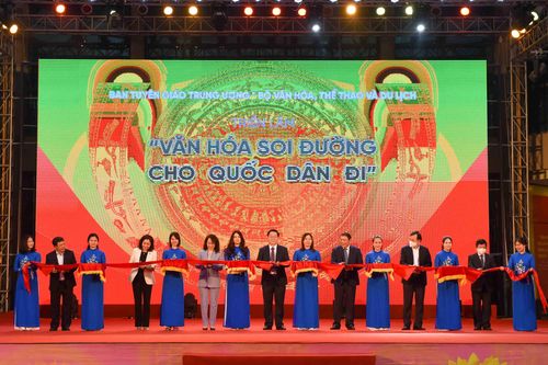 Khai mạc Triển lãm 'Văn hóa soi đường cho quốc dân đi'