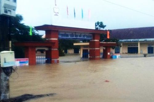 Cận cảnh ngập lụt cô lập hàng ngàn hộ dân ở Bình Định