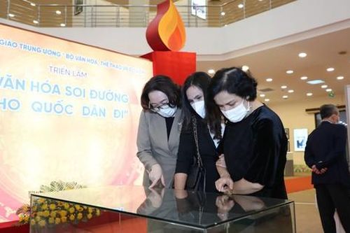 Khai mạc triển lãm 'Văn hóa soi đường quốc dân đi'
