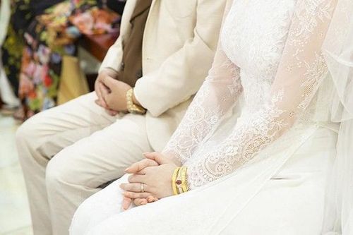 Cô dâu trĩu cổ, mỏi tay... vì quà cưới 'siêu to siêu khổng lồ'