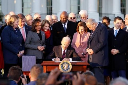 Tổng thống Biden ký luật chi tiêu cơ sở hạ tầng trị giá 1,2 nghìn tỷ USD