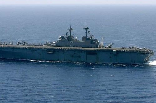 Lầu Năm Góc tố trực thăng Iran áp sát tàu chiến Mỹ trên Vịnh Oman