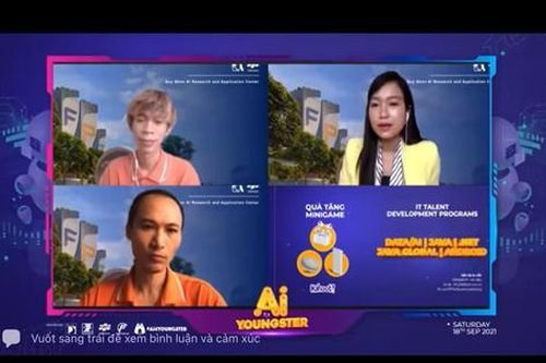 Cầm micro 'hành nghề online'