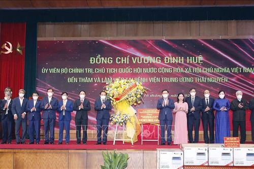 Chủ tịch Quốc hội Vương Đình Huệ thăm làm việc tại Bệnh viện Trung ương Thái Nguyên