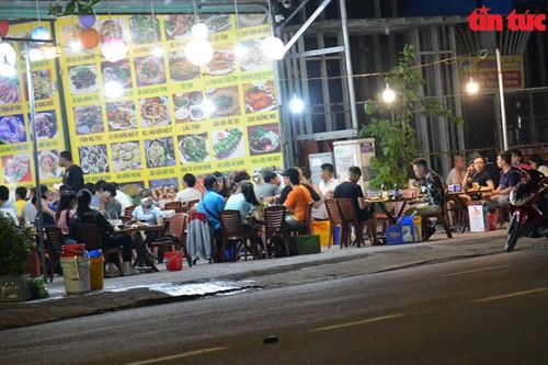 TP Hồ Chí Minh: Nhiều người dân 'quên' đeo khẩu trang nơi công cộng