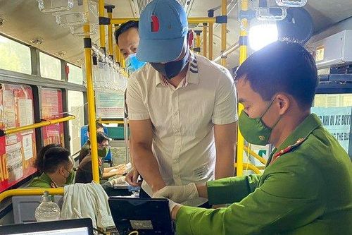 Chiếc xe buýt đặc biệt chạy cấp căn cước gắn chip cho người dân
