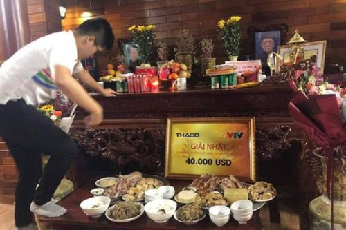 Thắp hương gia tiên sau chiến thắng ở Olympia, Hoàng Khánh khiến dân mạng tranh cãi vì chi tiết này