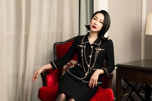 'Chim công làng múa' Linh Nga hút mọi ánh nhìn với gam màu kinh điển