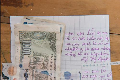 Nhận ra lỗi lầm vì đòi đi siêu thị quá nhiều lần, bé gái viết tâm thư xin lỗi ba mẹ khiến CĐM lịm tim