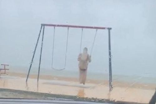 Đi dạo trên bãi biển, anh chàng ngỡ ngàng trước hành động 'lạ' của người phụ nữ