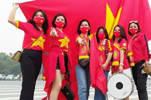 Cổ động viên nữ 'tiếp lửa' cho đội tuyển Việt Nam đấu với Ả Rập Xê Út