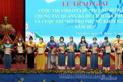 Trao giải 2 cuộc thi chào mừng đại hội phụ nữ các cấp
