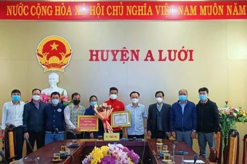 Thể thao Thể thao Hồ Thanh Minh tặng áo có chữ ký cầu thủ U23 Việt Nam cho huyện A Lưới