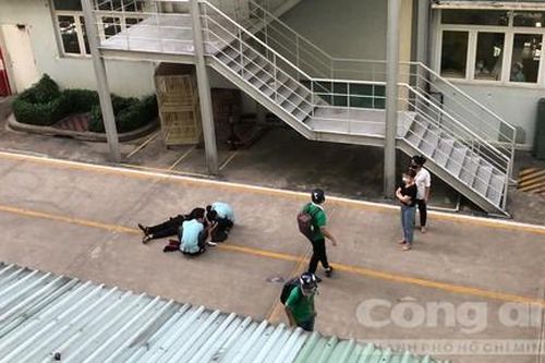 Nam công nhân rơi lầu tử vong trong công ty ở TP.Thủ Đức