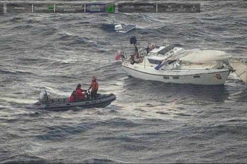 Tàu sân bay Pháp đâm gãy cột thuyền buồm