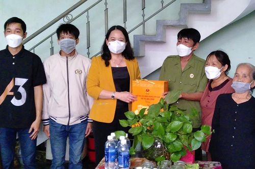 Phó Chủ tịch nước Võ Thị Ánh Xuân thăm gia đình chính sách và động viên ngư dân Quảng Bình