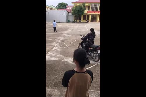 Clip: Nữ thí sinh thi vòng số 8 khiến giám thị 'mệt bở hơi tai'