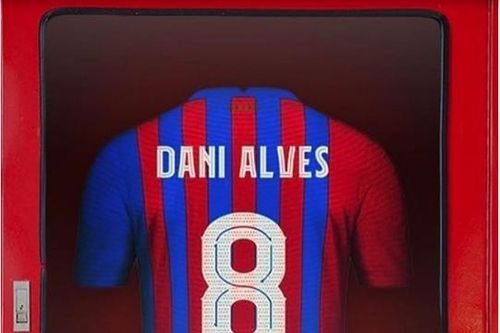 Kỳ lạ 4 số áo Alves sở hữu tại Barca