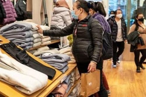 Người Mỹ đang tiêu dùng nhiều hơn, bất chất lạm phát tăng cao