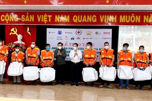 Nguyên Chủ tịch nước Trương Tấn Sang tặng áo phao cứu sinh cho ngư dân Đà Nẵng