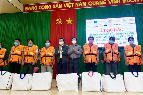 Nguyên Chủ tịch nước Trương Tấn Sang tặng áo phao cứu sinh đa năng cho ngư dân Hoài Nhơn