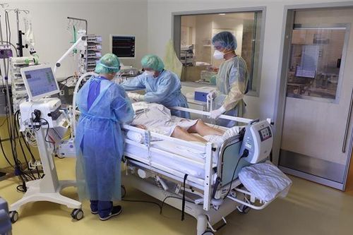 Châu Âu tăng cường biện pháp ngăn chặn làn sóng dịch COVID-19 mới