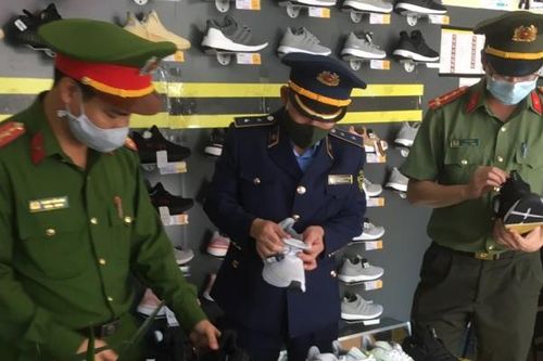 Bắc Ninh: Phát hiện gần 5.000 đôi giày Nike, Adidas giả mạo